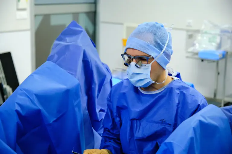 Prof. FX Madec performing urethroplasty in the operating room with live video teaching, demonstrating step-by-step urethral reconstruction and key surgical stages for urethral stricture repair